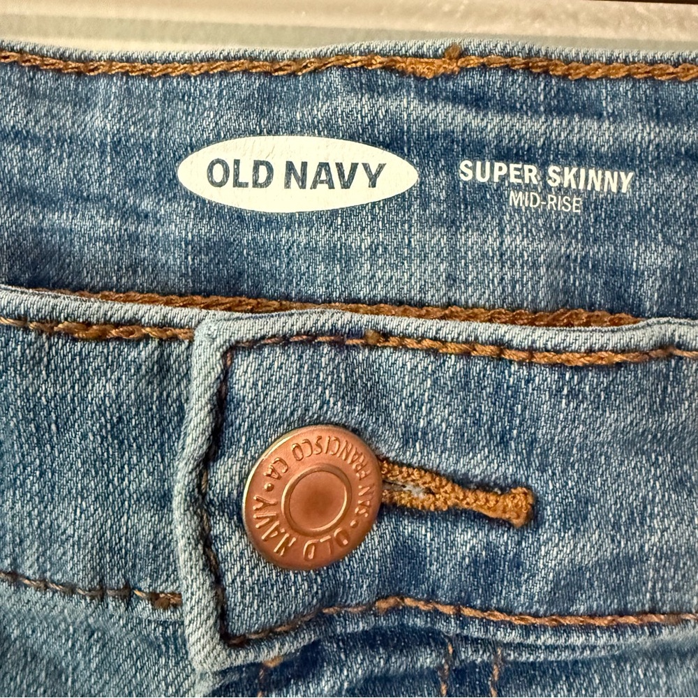 Old Navy Women’s size 16 Super Skinny Mid Rise light Wash Denim Jeans 214B4 - Picture 2 of 8